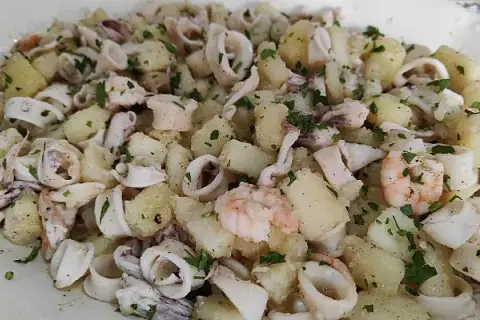 Recetas irresistibles de patatas con calamares y gambas para disfrutar